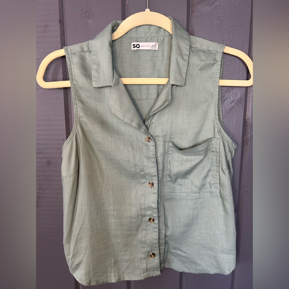 Sleeveless button down top